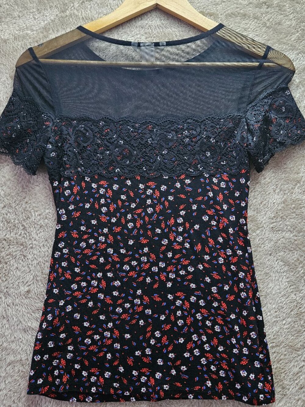 H&M Floral Print Short-Sleeve Top wtih Black Mesh Neckline Lace Detailing Size 0 - Picture 2 of 6